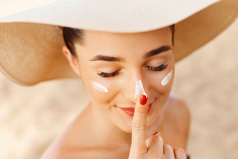 چه موقع باید کرم ضد آفتاب بزنیم؟ تاثیر کرم ضد آفتاب در نگهداری از پوست
